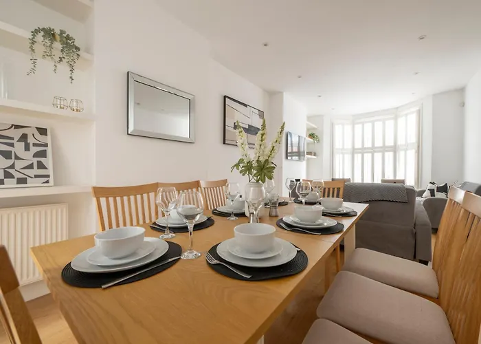 Fulham Spacious 4Bd Home | Parking & Garden | Wifi