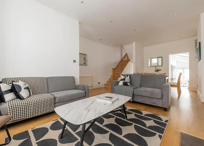Fulham Spacious 4Bd Home | Parking & Garden | Wifi