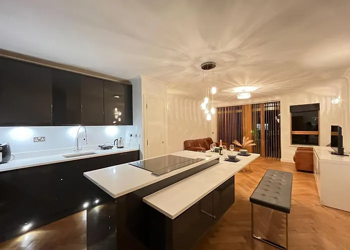 Riverside O2 Arena Retreat With Bath Jacuzzi