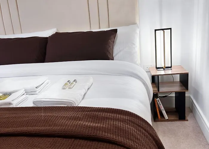 Luxury 2-Bedroom London Apartment, Near Liverpool Street, Balcony, Free Parking