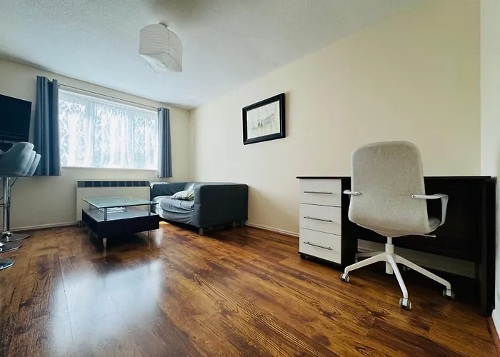Self Contained 1 Bed Flat With Free Parking, Adjacent To Metro Station Close To Greenwich, Blackheath And Canary Wharf