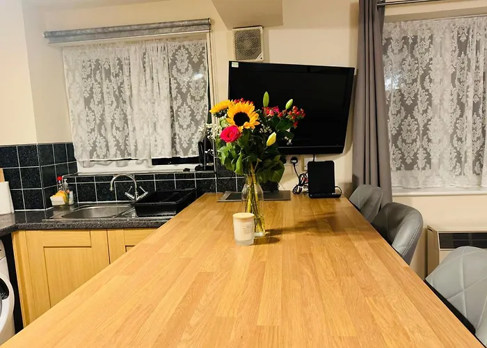 Self Contained 1 Bed Flat With Free Parking, Adjacent To Metro Station Close To Greenwich, Blackheath And Canary Wharf