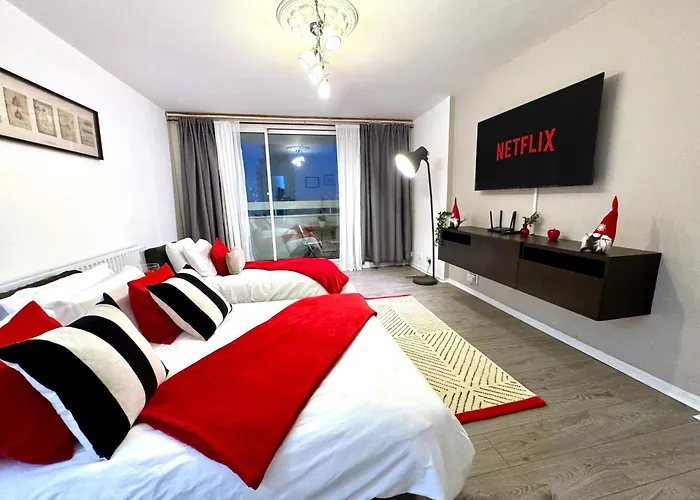 Bright Skyline, River Side Apartment With A View Of The City