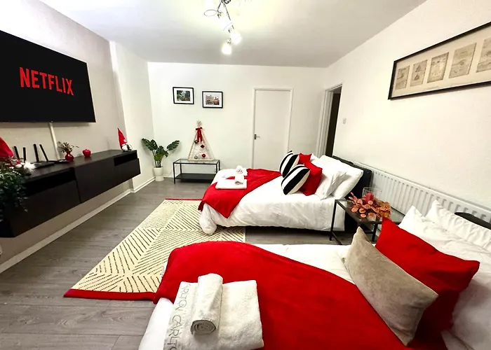 Bright Skyline, River Side Apartment With A View Of The City