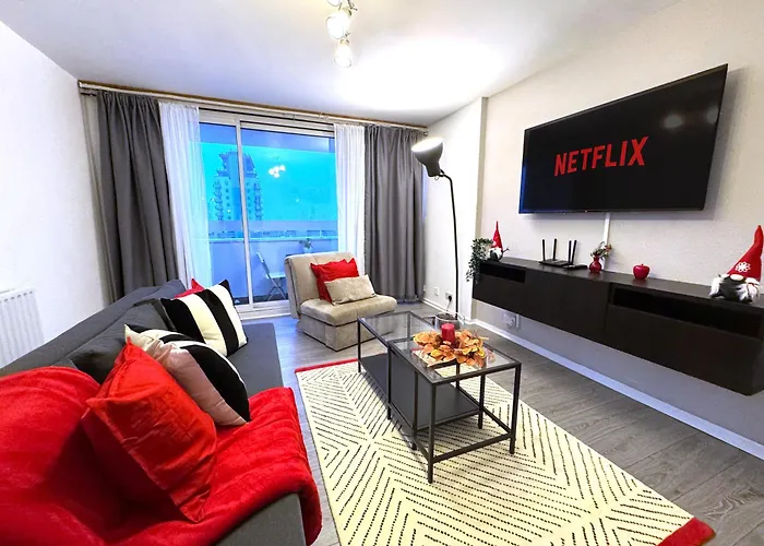 Bright Skyline, River Side Apartment With A View Of The City