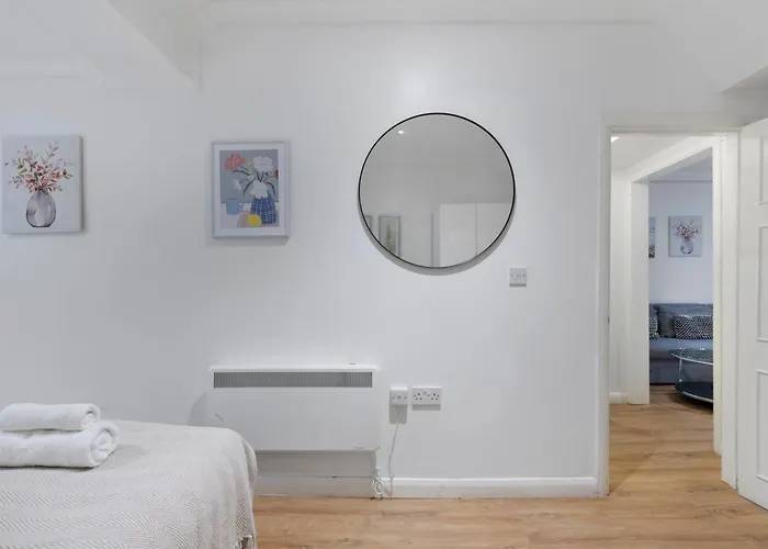 2 Bed Piccadilly Apartment 4 London
