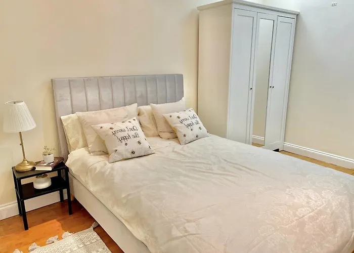 Cozy Waterloo Flat Sleeps 4 - 10 Mins To Eye