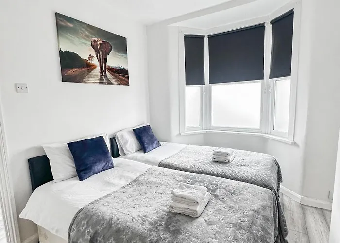 Stratford 3 Bed Garden Home By Dluxoria Short Lets & Serviced Accommodation Greater