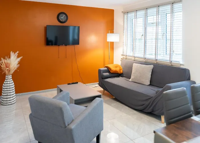 Beautiful 2 Large Bedroom House In Zone 2