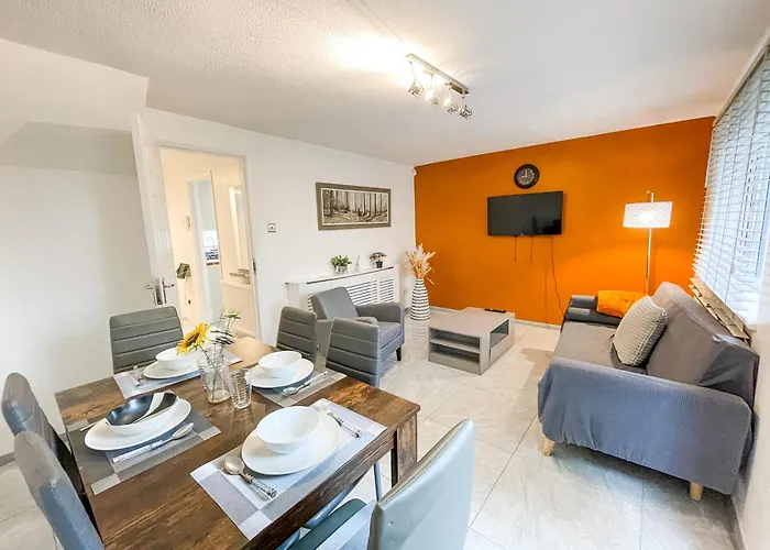 Beautiful 2 Large Bedroom House In Zone 2