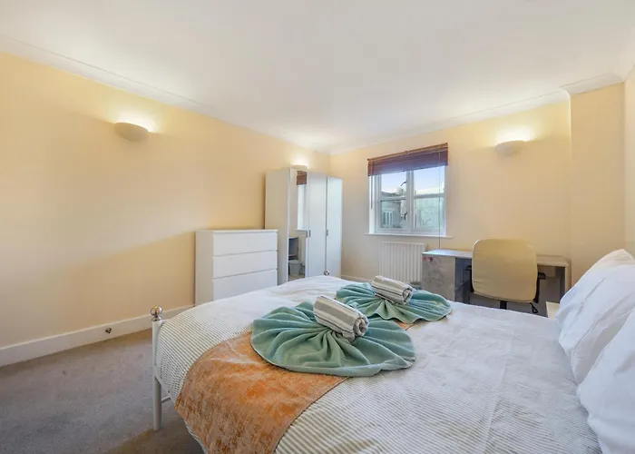 1-Bed Whitechapel Apartment Near Tube & Elizabeth Line Sleeps 4 London