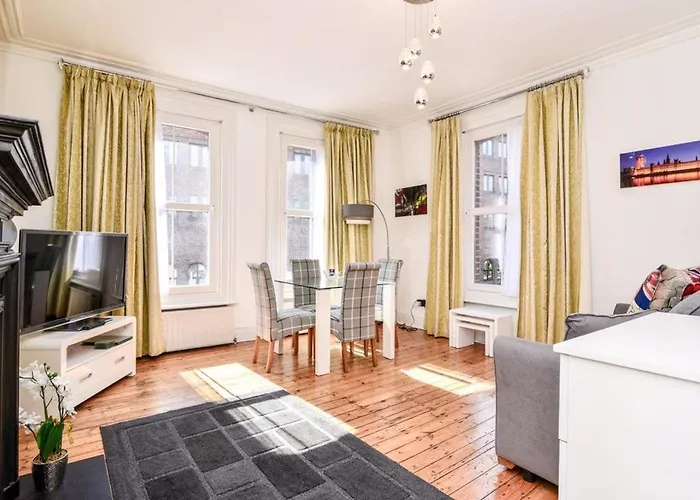 Gorgeous First Floor Near Station