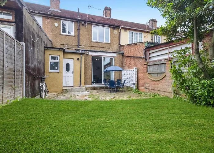 Comfortable & Convenient Spacious Private Room In Downshill Way London