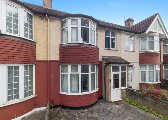 Comfortable & Convenient Spacious Private Room In Downshill Way London