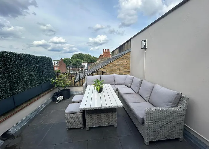 Beautiful And Spacious 2 Bed, 2 Bath Bordering Fulham And Chelsea - Entire With Private Entrance