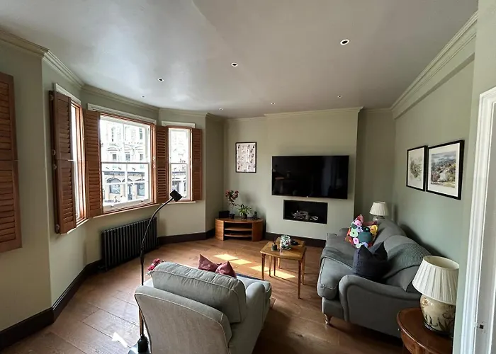 Beautiful And Spacious 2 Bed, 2 Bath Bordering Fulham And Chelsea - Entire With Private Entrance