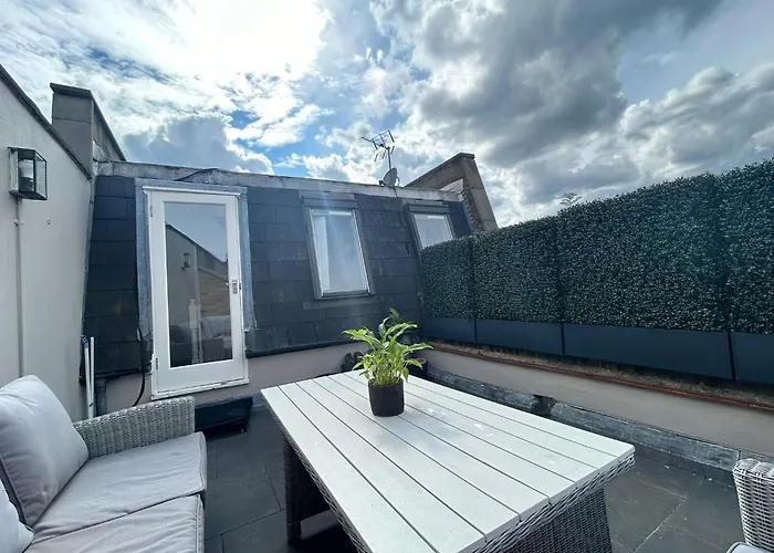 Beautiful And Spacious 2 Bed, 2 Bath Bordering Fulham And Chelsea - Entire With Private Entrance