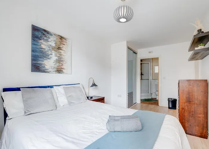 Modern Two Bed Two Bath Opposite Tube Station
