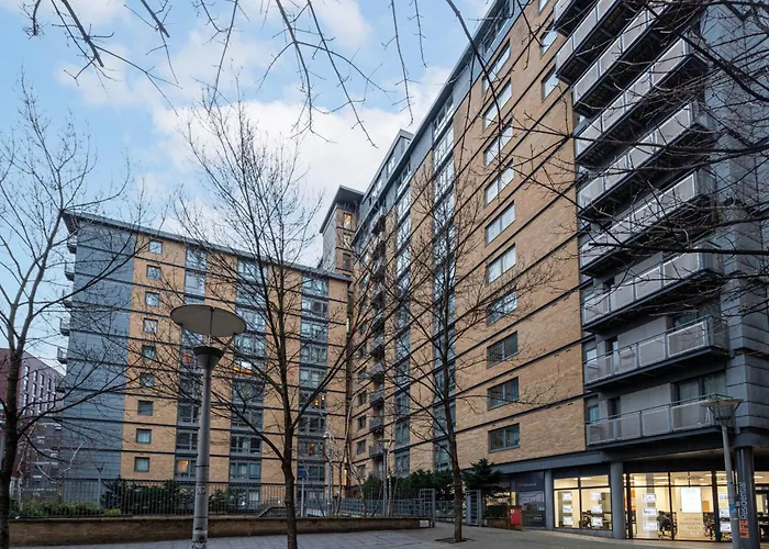 Modern Two Bed Two Bath Opposite Tube Station