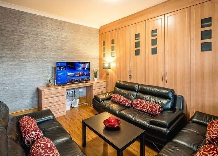 Huge 6 Beds House In Zone 2 -Mobilerateoffers-Families-Leisure-Parking-Wifi-Pooltable-Netflix-Sleeps15!