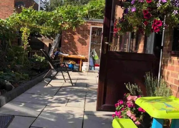 Beautiful Studio Flat Near Lake London