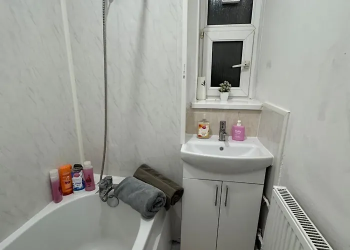 1 Bedroom Flat In Whitechapel, London