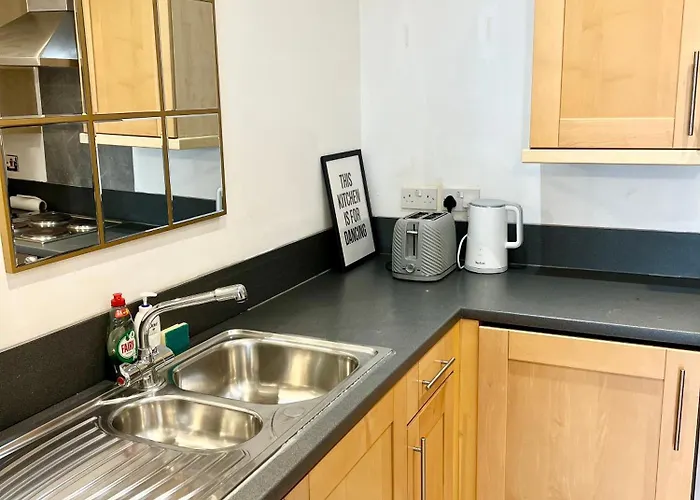 Spacious One Bedroom Flat Opposite Station London