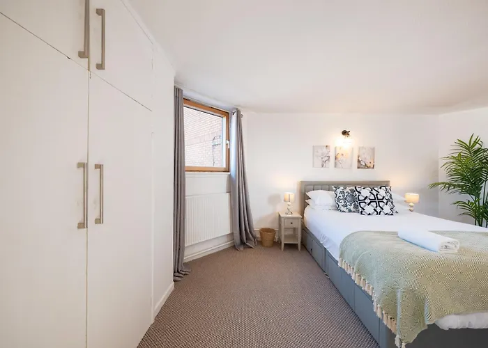 3 Bed Luxury Property In Chelsea, 2 King Size Bed, 1 Double Bed, Ideal For Families