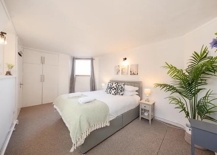 3 Bed Luxury Property In Chelsea, 2 King Size Bed, 1 Double Bed, Ideal For Families London