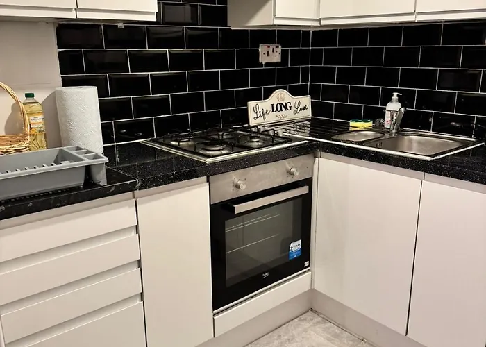 Cozy 2-Bedroom Retreat In Kilburn Sf8