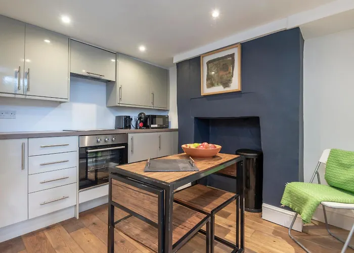 1-Bed Serviced Apartment, Tower Bridge & Aldgate, Sleeps 5, Large Garden