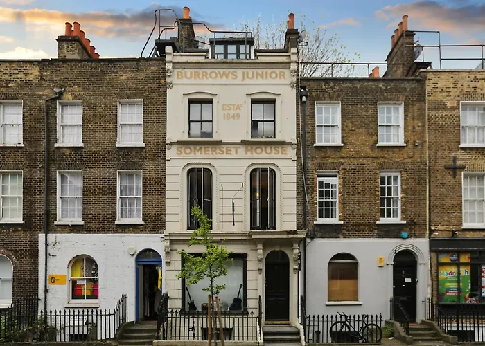 1-Bed Serviced Apartment, Tower Bridge & Aldgate, Sleeps 5, Large Garden