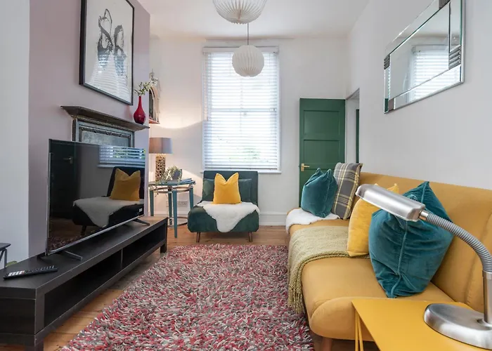 1-Bed Serviced Apartment, Tower Bridge & Aldgate, Sleeps 5, Large Garden
