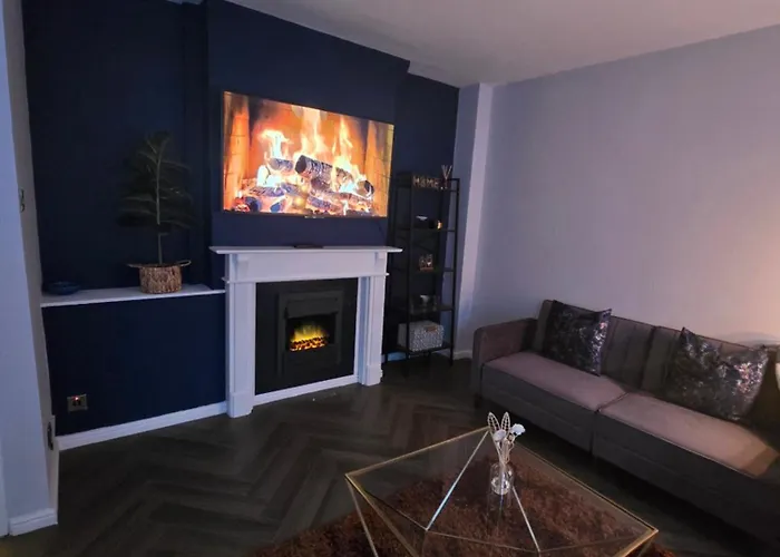 Contemporary & Spacious 1Bd - Fireplace With Modern Comforts