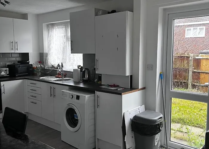 Lovely Double Room Available, In Shared House