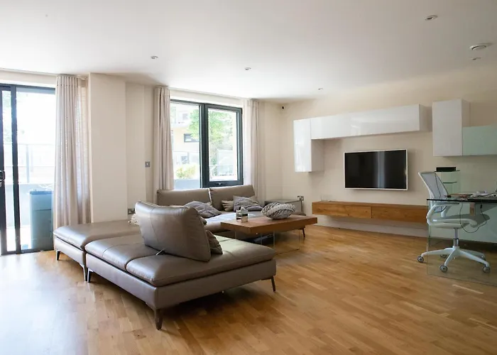 Luxury 3-Br Near Tower Bridge Family & Business Ready