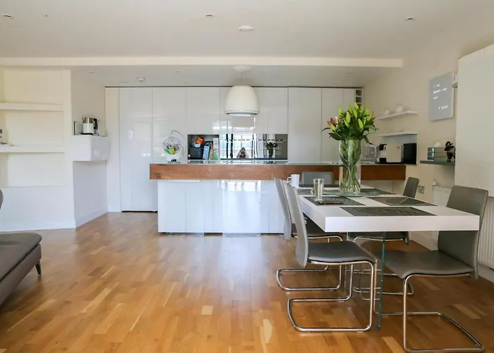 Luxury 3-Br Near Tower Bridge Family & Business Ready