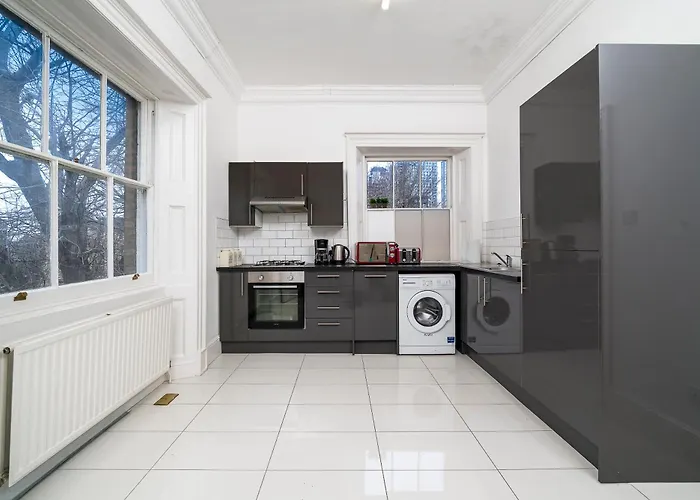 Canary Wharf - Spacious Apartments Near London Excel Exhibition Centre, O2 Arena, City Airport, Free Parking & Wifi