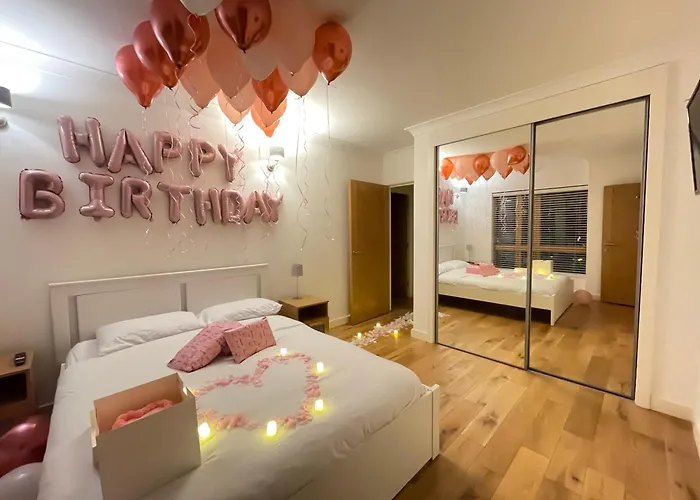 Riverside O2 Arena Retreat With Bath Jacuzzi
