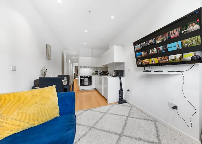 Modern Luxury Apartment Next To Aldgate East Station, Long Term Contractor Pricing Available