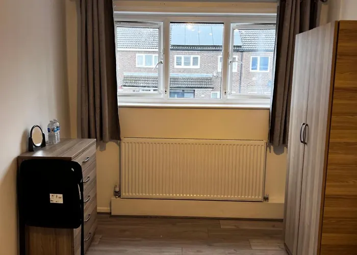 Lovely Double Room Available, In Shared House