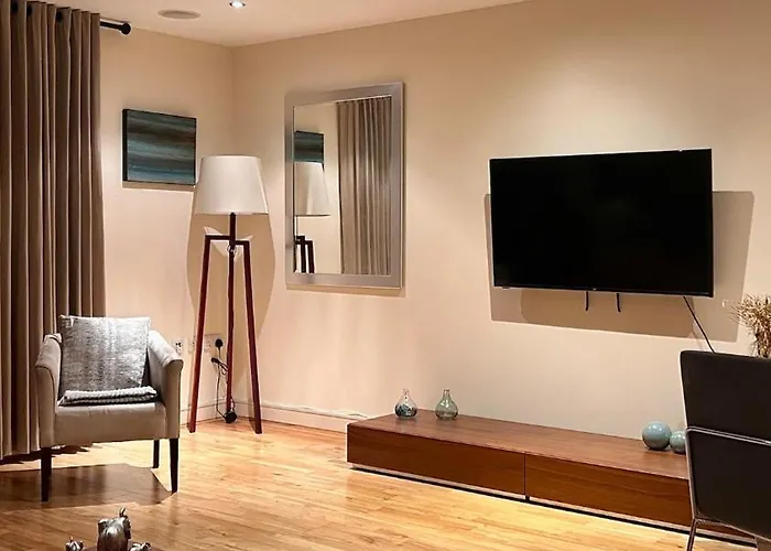 Comfortable & Well-Located 2 Bed Apartment In Chelsea