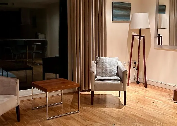 Comfortable & Well-Located 2 Bed Apartment In Chelsea