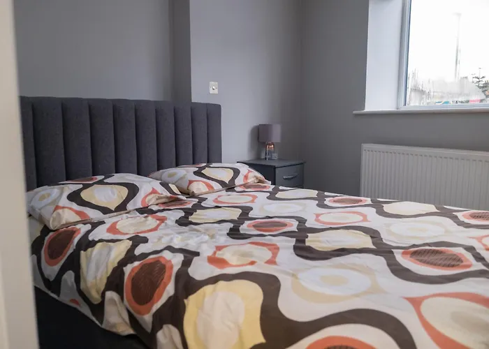 London Zone 2 Spacious Two-Bedroom with Parking