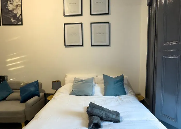 3 Min From Station, Studio Flat