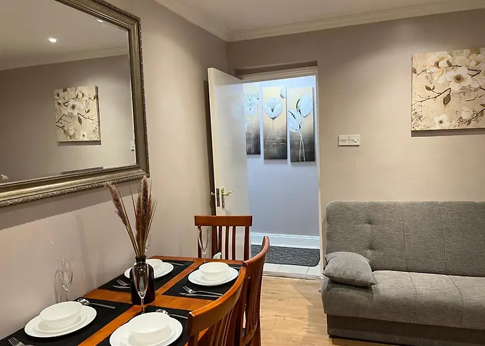 London Property s For Up To 6, Next To Big Ben & London Eye