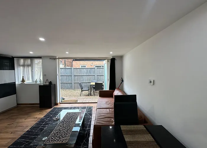 Garden Studio Escape Open-Plan Comfort & Outdoor Space