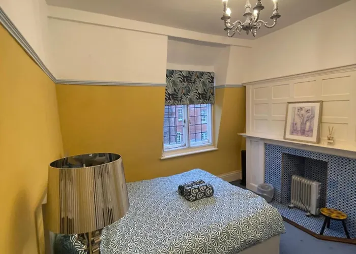 Stylish And Comfortable Double Bedroom In Mayfair