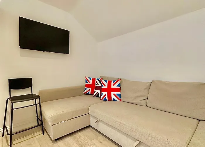 Flat C Garratt Lane Apartment London