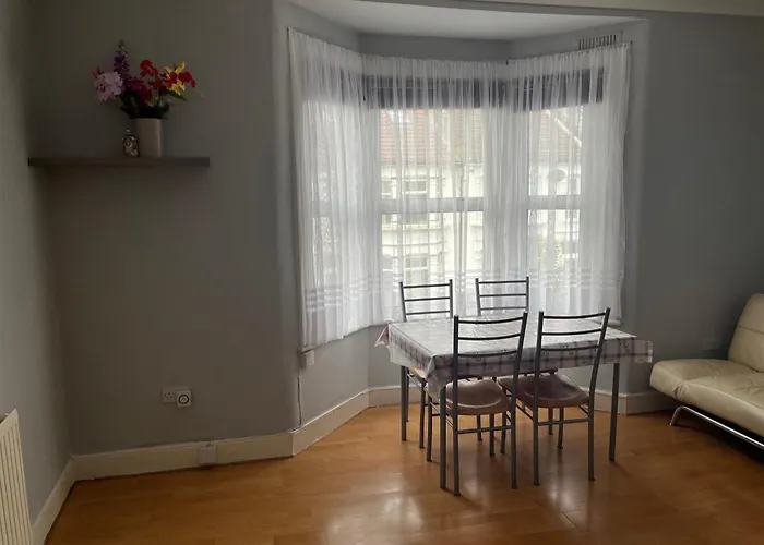 First Floor 1 Bed Apartment With Lounge And Kitchen
